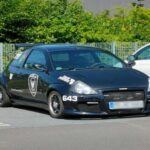 El Ford Ka Mk1 es un coche urbano que nunca pasa desapercibido. Con una forma redondeada y una disposición ágil, este modelo ha sido siempre un coche accesible para aquellos que buscan algo con estilo y un toque único. Su presencia en las calles es fácilmente reconocible, y aunque su motor no es el más potente, su comportamiento ágil lo convierte en una opción ideal para moverse por la ciudad. El Ka Mk1 es un coche que sigue siendo apreciado por su carácter distintivo y su diseño atemporal.