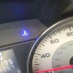 Revocar el motor al arrancar puede parecer divertido, pero el motor no está listo para ese trato. Cuando el motor está frío, el aceite se mueve lentamente, lo que significa que no hay suficiente lubricación en las piezas. Esto provoca que las partes se desgasten más rápido. Lo ideal es dejar que el motor se caliente por unos segundos antes de comenzar a conducir, evitando el roce innecesario de los componentes internos.