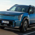 Si necesitas un SUV eléctrico de tres filas, el Kia EV9 es la opción a considerar. A pesar de que su autonomía es de 370 km (en la versión estándar) y 488 km en la de largo alcance, es un modelo espacioso, cómodo y con una carga rápida impresionante. Aunque su autonomía no es la más alta, el EV9 destaca por su rendimiento, siendo una opción que supera a rivales de lujo como el Mercedes-Benz EQS SUV y el Tesla Model X en algunas pruebas, lo que lo convierte en una de las mejores opciones familiares del mercado.
