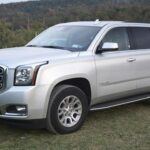 El Chevrolet Tahoe y el GMC Yukon de estas generaciones ofrecen una comodidad de tamaño completo y una capacidad de remolque impresionante. Sin embargo, las fallas en los electrónicos han sido comunes, especialmente con módulos que no se pueden reparar y deben ser reemplazados, lo que aumenta rápidamente el costo. Además, problemas en la transmisión y el control climático pueden disparar las facturas de mantenimiento. La eficiencia de combustible también empeora, lo que agrava los costos durante las tareas diarias. Para quienes no necesitan remolcar o transportar a ocho personas, un SUV más pequeño y moderno es una opción más económica y práctica.