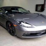 El Porsche 718 Boxster también ha visto caer su popularidad, especialmente entre los compradores de autos deportivos. Aunque la emoción de los coches descapotables sigue siendo eterna, los conductores estadounidenses se están inclinando cada vez más por los vehículos eléctricos que ofrecen mayor tecnología y par motor. Porsche, reconociendo este cambio de tendencias, ha decidido descontinuar el modelo de combustión interna. Así, el Boxster, aunque siempre será recordado por su estilo y manejo, está cediendo ante la nueva era del automóvil.