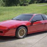 El Pontiac Fiero es recordado no solo por su diseño deportivo, sino también por su grave defecto: la tendencia a prenderse fuego debido a fallos eléctricos. Aunque el Fiero ofrecía un buen rendimiento en impactos frontales, sus problemas de cableado y componentes eléctricos defectuosos lo hacían susceptible a incendiarse. Este defecto resultó en numerosos incidentes, poniendo en evidencia la falta de seguridad de un coche que, por otro lado, debía ser un símbolo de la movilidad asequible.