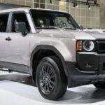 El Toyota Land Cruiser es sinónimo de fiabilidad y resistencia. Con una retención de valor de hasta 68,2% después de cinco años, el Land Cruiser es la opción ideal para aquellos que buscan un SUV indestructible. Su motor iFORCE MAX turboalimentado de 2.4 litros ofrece 326 caballos de fuerza y una capacidad de remolque impresionante. A pesar de su alto rendimiento, el mantenimiento sigue siendo asequible, con un costo anual de solo $843. Este SUV ha demostrado ser más que un vehículo de lujo; es una inversión de confianza para quienes necesitan un compañero fiable para cualquier aventura.