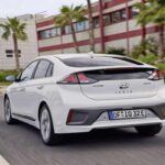 El Porsche Taycan, uno de los EVs de lujo más populares, ha presentado varios problemas de fiabilidad, con una puntuación de 81.2%. Aunque el Taycan sigue siendo un coche de alto rendimiento, los problemas con la batería y el sistema de carga han sido reportados por los propietarios. Estos problemas pueden ser costosos de reparar, y su fiabilidad no se corresponde con el alto precio que demanda. Si buscas un Porsche, podría ser más seguro optar por modelos de combustión tradicionales.