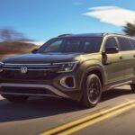El Volkswagen Atlas 2026 sigue siendo uno de los SUV más impresionantes en cuanto a espacio de carga, con 96,8 pies cúbicos disponibles al plegar las filas traseras. Su tercera fila también es espaciosa, lo que lo hace adecuado para familias que necesitan un SUV con espacio para adultos. Además, el Atlas ofrece detalles prácticos como ganchos de carga y compartimentos bajo el piso, lo que permite organizar mejor el equipaje y asegurar objetos de valor. Con su refinada conducción europea, este SUV es ideal para quienes buscan comodidad, estilo y practicidad en un solo vehículo.