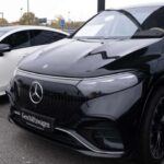 El Mercedes-Benz EQB es una opción más asequible en el segmento de los SUV eléctricos de lujo. Con un rango estimado por la EPA de hasta 250 millas para la versión EQB 250+ y una experiencia de conducción cómoda y suave, este SUV se destaca por su calidad interior y su equipamiento de alta gama. Aunque su autonomía es menor que la del Model Y, su relación calidad-precio lo convierte en una opción atractiva para aquellos que buscan lujo sin el precio elevado de otros competidores. El EQB es ideal para quienes desean un SUV eléctrico de lujo con una gran practicidad.