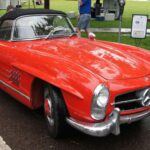 El Mercedes-Benz 300SL Roadster 1959, la versión roadster del icónico Gullwing, es otro clásico que ha marcado la historia. Con su inyección de combustible y su chasis tubular, este modelo representa lo mejor de la ingeniería alemana de la época. La producción limitada y su cuidadoso ensamblaje lo han convertido en un coche muy buscado por los coleccionistas.