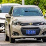 El Chevrolet Malibu, uno de los últimos sedanes tradicionales de la marca, se despedirá en 2026. En una era dominada por los SUVs y crossovers, el Malibu ha quedado obsoleto. Aunque fue una vez el coche familiar por excelencia, hoy es más un relicario en una era de modelos más altos y versátiles. Con Chevrolet enfocado en las necesidades de los consumidores de SUV y vehículos eléctricos, el Malibu se apaga, cediendo el paso a modelos más populares.