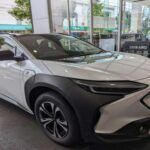 El Subaru Solterra comparte plataforma con el Toyota bZ4X, lo que implica que hereda algunas de las deficiencias térmicas de su compañero. Con un sistema de refrigeración limitado para la batería y un diseño algo pesado, el Solterra pone mucha presión sobre su batería de 12 voltios. Esto puede llevar a una desgaste acelerado, lo que afecta su capacidad de mantener una buena autonomía con el tiempo.