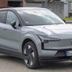 El Volvo EX30 es un SUV subcompacto que, pese a su tamaño, ofrece un rendimiento sorprendente y una diseño estilizado propio de los vehículos escandinavos. Con el respaldo de la tecnología de Volvo, conocida por sus innovaciones en seguridad, el EX30 también ofrece una excelente autonomía y rendimiento, especialmente para quienes buscan un SUV eléctrico compacto y accesible. A diferencia de sus modelos más grandes, el EX30 tiene precios más asequibles, manteniendo la calidad y fiabilidad características de la marca.
