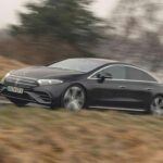 El Mercedes EQS no solo lleva el lujo de la marca al ámbito eléctrico, sino que también establece nuevos estándares en cuanto a autonomía. Con su batería de 118 kWh, este modelo es capaz de recorrer hasta 774 km (481 millas), lo que lo convierte en uno de los coches eléctricos más autónomos del mercado. Su aerodinámica, con un coeficiente de arrastre de 0,20, contribuye en gran medida a esa increíble autonomía. Además, su sistema de carga rápida permite alcanzar el 80% de carga en solo 30 minutos, lo que lo convierte en una opción muy práctica para aquellos que buscan lujo y autonomía sin compromiso.