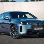 El BMW iX M70 es el modelo de mayor gama de la marca alemana en el sector eléctrico. Con un precio de 112,675 dólares, este SUV cuenta con 485 kW (650 hp) y una autonomía superior a 650 km (400 millas), lo que lo coloca como uno de los eléctricos más versátiles y rápidos del mercado. Actualizado para el modelo de 2025, el iX M70 ha incrementado su potencia y ha mejorado la eficiencia, lo que lo convierte en una opción muy atractiva para los amantes de los autos de lujo.