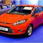 El Ford Fiesta ST es un coche compacto que ha sido subestimado por muchos, pero que ofrece un rendimiento impresionante para aquellos que buscan diversión al volante. Equipado con un motor turboalimentado y una suspensión deportiva, el Fiesta ST proporciona una experiencia de conducción ágil y dinámica. Su caja de cambios manual de seis marchas permite a los entusiastas disfrutar de una conducción más directa y satisfactoria. A pesar de ser un coche pequeño, el Fiesta ST ofrece un buen nivel de confort y espacio para su tamaño. Es una opción asequible para quienes buscan un coche de alto rendimiento sin tener que gastar una fortuna.