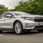 El Skoda Enyaq es un coche eléctrico de aspecto más convencional, pero no dejes que su apariencia te engañe. Este modelo destaca por su comodidad, refinamiento y excelente relación calidad-precio. Con un modelo básico que tiene una batería de 58 kWh, ofrece 247 millas de autonomía. Si prefieres más alcance, el modelo 80 con batería de 77 kWh puede llegar hasta 330 millas con una sola carga. La carga rápida también es uno de sus puntos fuertes, con una velocidad de hasta 120 kW en el modelo 60, lo que permite una recarga del 10% al 80% en tan solo 30 minutos.