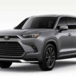 El Toyota Highlander 2026 lleva la innovación híbrida a nuevas alturas. Con un motor híbrido que produce 243 caballos de fuerza y una economía de combustible de 35 mpg tanto en ciudad como en carretera, este SUV es ideal para familias que buscan versatilidad, ahorro de combustible y una conducción responsable con el medio ambiente. Este modelo de Toyota es perfecto para quienes desean un SUV eficiente y amplio sin comprometer la potencia o el espacio.