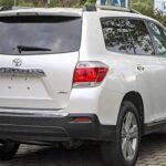 Otro modelo de Toyota que se destaca por su fiabilidad y durabilidad es el Toyota Highlander. Este SUV ha alcanzado impresionantes 300,000 kilómetros en muchos casos, y sigue siendo un favorito de las familias gracias a su seguridad y espacioso interior. Con características avanzadas de seguridad y una conducción suave, el Highlander se convierte en un vehículo ideal para viajes largos y cotidianos. Además, su fiabilidad es insuperable, siendo una opción que las familias han confiado durante años. Si buscas un SUV que combine practicidad, seguridad y durabilidad, el Toyota Highlander es una de las mejores opciones disponibles.