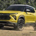 El Chevrolet TrailBlazer 2025 combina un estilo audaz con una gran funcionalidad. Su diseño de techo bicolor y líneas deportivas lo hacen destacar, especialmente en las versiones RS y ACTIV, esta última equipada con suspensión todoterreno ideal para explorar caminos difíciles. Con ruedas de aleación de 17 pulgadas, una parrilla de malla negra con detalles en cromo y un protector de deslizamiento funcional, el TrailBlazer refuerza su carácter aventurero sin sacrificar comodidad ni tecnología. Es la opción perfecta para quienes buscan un SUV atractivo y práctico.