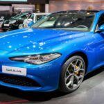 La Alfa Romeo Giulia 2018 es un coche deportivo que destaca por su maniobrabilidad, pero esconde una serie de problemas de fiabilidad que la han convertido en una pesadilla para los propietarios. Aunque ofrece una experiencia de conducción excepcional, los fallos en la medición del combustible, las fugas de líquido de frenos y los problemas de sobrecalentamiento en el motor de 2.0L arruinaron la reputación del modelo. Los propietarios se han quejado de problemas de funcionamiento con los modos de conducción y de una fiabilidad general que deja mucho que desear. Lo que debería haber sido una joya en la carretera terminó siendo una carga.