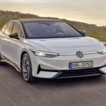 El Volkswagen ID.7 es el buque insignia de la marca alemana en el ámbito de los coches eléctricos. Este sedán ejecutivo cuenta con una batería de 86 kWh (utilizable) en su versión Pro S, lo que le permite alcanzar una autonomía de 434 millas. Su diseño aerodinámico y su forma eficiente maximizan la autonomía, permitiendo que los viajes largos sean mucho más fáciles sin tener que preocuparse por la carga. Con esta cifra, el ID.7 supera al BMW i4 eDrive40, que tiene 370 millas, y se coloca cerca del Tesla Model 3 Long Range.