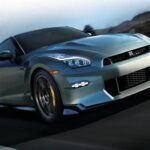 El Nissan GT-R, apodado “Godzilla” por su impresionante desempeño, es un superdeportivo japonés que ha capturado la imaginación de los conductores desde su debut en 2007. Equipado con un motor V6 twin-turbo de 3.8 litros que genera 565 caballos de fuerza, el GT-R ofrece un manejo excepcional y una aceleración de otro mundo. A pesar de su naturaleza de superdeportivo, el GT-R es sorprendentemente fácil de manejar para el uso diario. Su interior bien equipado y la comodidad de su suspensión hacen que este coche sea apto para el día a día. Los modelos de segunda mano oscilan entre 40,000 y 65,000 dólares, dependiendo de su estado y kilometraje, lo que lo convierte en una opción atractiva para quienes buscan un coche de alto rendimiento.