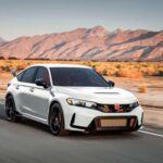 Honda es otro de los grandes nombres que se mantiene en la cima de la fiabilidad. En 2025, la marca ocupa el cuarto puesto en las clasificaciones, con modelos como el CR-V y el HR-V destacando por su fiabilidad excepcional. Honda es conocida por ofrecer vehículos con una vida útil extensa y costos de mantenimiento relativamente bajos. Con tres modelos alcanzando calificaciones por encima del promedio y otros siete con una puntuación media, Honda sigue demostrando por qué es una de las marcas más confiables del mercado.