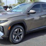 El Hyundai Tucson híbrido enchufable se posiciona como una opción muy competitiva con 33 millas de autonomía eléctrica. Este SUV ofrece una transición suave entre el modo eléctrico y el de gasolina, brindando una experiencia de conducción muy fluida. Su interior es moderno, cargado de tecnología avanzada, y ofrece un amplio espacio para el equipaje y los pasajeros. Con tracción total estándar, el Tucson PHEV es ideal para familias suburbanas que buscan flexibilidad para desplazamientos eléctricos y mayor eficiencia en viajes largos.