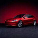 El Tesla Model 3 2025 es un sedán eléctrico compacto que destaca por su gran autonomía de hasta 363 millas y un precio accesible desde $44,130, lo que lo convierte en una de las opciones más atractivas para quienes desean un vehículo eléctrico de alto rendimiento a un precio razonable. A pesar de su precio más bajo, el Model 3 ofrece una experiencia de conducción impresionante, un manejo eficiente y una interfaz de software fluida. Los propietarios del Model 3 valoran su fiabilidad y la capacidad de Tesla para ofrecer una experiencia de conducción de calidad, con una calificación de 4.2.