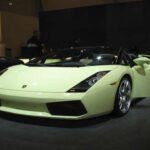 Lamborghini es una de las marcas más emblemáticas en el mundo de los autos deportivos de lujo y una de las joyas del Grupo Volkswagen. Fundada en 1963 por Ferruccio Lamborghini, la marca ha sido famosa por sus coches exóticos y deslumbrantes, como el Countach, el Aventador y el legendario Miura. Lamborghini es sinónimo de rendimiento brutal y diseño arriesgado, y sigue siendo uno de los fabricantes más deseados por los fanáticos de los autos de alto rendimiento. Su integración en Volkswagen en 1998 ha permitido a la marca acceder a una infraestructura global sin perder su esencia única.