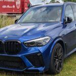 El BMW X5 2022 es un referente en el segmento de los SUV de lujo, que ofrece una experiencia de conducción refinada combinada con prácticas características. El interior del X5 es un oasis de confort, con materiales de alta calidad y el sistema de infoentretenimiento iDrive de BMW, que proporciona una integración perfecta con tu vida digital.
Disponible con diversas motorizaciones, incluyendo una opción híbrida enchufable, el X5 ofrece un rendimiento y una eficiencia impresionantes. Este SUV también ofrece un amplio espacio de carga y un conjunto de sistemas de asistencia al conductor, garantizando la seguridad y la comodidad de todos los ocupantes. El BMW X5 sigue siendo uno de los principales referentes en el segmento de los SUV de lujo, gracias a su equilibrio entre lujo, rendimiento y practicidad.