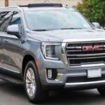 El GMC Yukon XL es otro SUV que se construye sobre una estructura de chasis de camión, lo que lo hace extremadamente resistente y capaz de recorrer largas distancias. Con motorizaciones que van desde un V8 de 5.3L hasta un V8 de 6.2L, el Yukon XL ofrece una excelente capacidad de remolque y potencia. Los componentes compartidos con los modelos Silverado y Sierra garantizan una fácil disponibilidad de repuestos y un mantenimiento sencillo. Con el cuidado adecuado, muchos Yukon XL superan las 300,000 millas sin mayores problemas.