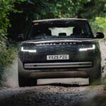 El Range Rover EV será el primer SUV eléctrico de lujo de Jaguar Land Rover, y promete ofrecer la máxima refinación y confort en su versión eléctrica. Con una batería de 118 kWh y un sistema de propulsión de dos motores, el Range Rover EV entregará 542 caballos de fuerza y un par motor de 627 lb-ft, lo que le permitirá recorrer hasta 300 millas con una sola carga. Este modelo será el más refinado y lujoso de la marca, manteniendo la calidad de conducción y el lujo que ha caracterizado a los Range Rover. Su silencioso tren motriz y su capacidad todoterreno harán de este SUV eléctrico una opción ideal para quienes buscan un vehículo de lujo con excelentes prestaciones.