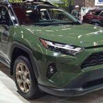 El Toyota RAV4 ha sido un éxito en el segmento de los SUV compactos, y su versión 2025 continúa con esta tradición. Con costos de propiedad bajos y una excelente fiabilidad, el RAV4 es una opción inteligente para quienes buscan un SUV versátil. Su interior es cómodo y espacioso, mientras que sus características de seguridad avanzadas brindan tranquilidad en cada viaje. Además, con opciones híbridas ahora disponibles, el RAV4 también responde a las necesidades medioambientales, haciéndolo una opción que se adapta a los tiempos, pero sigue siendo una de las mejores apuestas a largo plazo.