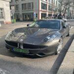El Fisker Karma fue un pionero en el mercado de los coches híbridos de lujo, pero, como muchos innovadores, también tiene sus fallos. Fugas en el refrigerante de la batería y problemas con el software y el sistema de infoentretenimiento son las quejas más comunes. Estos fallos no solo afectan la funcionalidad del coche, sino que también generan una experiencia de conducción frustrante. Si bien el Karma es un coche impresionante en muchos aspectos, su fiabilidad eléctrica ha sido uno de sus puntos más débiles.