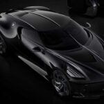Precio: $18.7 millones.
Exclusividad: Solo una unidad en el mundo.
El Bugatti La Voiture Noire es la definición de un hypercar único. Inspirado en el legendario Bugatti Type 57 SC Atlantic, este modelo rinde homenaje a la historia de la marca mientras establece nuevos estándares de lujo y potencia. Lo más intrigante de este coche es que su comprador aún permanece en el anonimato, lo que aumenta su aura de misterio.
