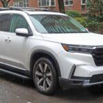 El Honda Pilot ha ganado una sólida reputación por su durabilidad y rendimiento a largo plazo. Con una mecánica eficiente y un diseño robusto, este modelo ofrece una excelente relación calidad-precio. Aunque no es la opción más emocionante del mercado, su fiabilidad y la capacidad de recorrer largas distancias sin complicaciones lo hacen ideal para quienes buscan un vehículo que se adapte a su vida cotidiana sin sorpresas. Los propietarios destacan su bajo mantenimiento y su consistencia en el rendimiento, lo que lo convierte en una opción confiable.