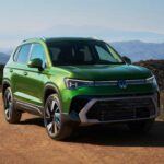 El Volkswagen Taos presenta una mezcla de superficies nítidas y una parrilla horizontal audaz que se extiende hasta los faros LED. Las líneas del hombro y el valance inferior esculpido le confieren una postura sólida y premium. En el interior, los asientos de cuero Viena y un diseño estratificado del tablero crean un ambiente relajante que invita a disfrutar de la conducción. Además, la pantalla digital del cockpit integra tecnología moderna sin sacrificar los detalles pensados en la comodidad, haciendo de este SUV una opción muy equilibrada.