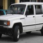 El Isuzu Trooper, lanzado en 1981, se destacó por su durabilidad y su excepcional fiabilidad en condiciones extremas. Era el vehículo ideal para aquellos que necesitaban un SUV que pudiera soportar el trabajo duro, y rápidamente se ganó una reputación por su rendimiento sólido en todo tipo de terrenos. Hoy en día, el Trooper está desfasado en comparación con SUV más cómodos y con mayores opciones tecnológicas. Aunque sigue siendo recordado como un todoterreno robusto, no puede competir con las opciones más versátiles y eficientes que existen en el mercado actual.