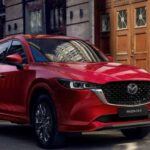 El Mazda CX-5 2026 se posiciona como un SUV de lujo accesible, combinando diseño elegante y la fiabilidad japonesa. Con un motor atmosférico de 2.5 L y 187 caballos de fuerza, el CX-5 es una apuesta segura para aquellos que buscan un vehículo con gran durabilidad y sin complicaciones eléctricas. Además, su capacidad de remolque de hasta 2,000 kg lo pone por encima de rivales como el Honda CR-V y el Nissan X-Trail. El interior ha sido completamente rediseñado, ofreciendo una pantalla central opcional de hasta 15,6 pulgadas y más espacio para los pasajeros traseros y el maletero.