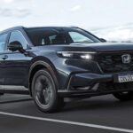 El Honda CR-V ha sido una opción popular durante años y sigue demostrando que su fiabilidad y durabilidad son excepcionales. Con una alta probabilidad de alcanzar las 250,000 millas, el CR-V es uno de los SUV más confiables y duraderos en su categoría. Con un diseño práctico, eficiente en consumo de combustible y un motor que puede resistir el paso del tiempo, el CR-V es ideal para quienes buscan un vehículo compacto pero robusto que no decepcione a largo plazo.