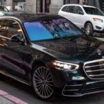 El Mercedes-Benz S-Class, con un precio inicial de $118,900, es un lujo que muchos jubilados simplemente no pueden permitirse. Aunque ofrece una conducción suave y un interior de primera calidad, su precio de compra, combinado con los elevados costos de mantenimiento y reparaciones, lo convierten en una opción poco viable para quienes tienen un presupuesto fijo tras la jubilación. Su complejidad y costos continuos lo hacen una mala opción para quienes buscan fiabilidad y accesibilidad.