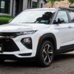 El Chevrolet TrailBlazer 2025 se presenta como un SUV subcompacto que se destaca por su eficiencia en el consumo de combustible. Este modelo, lanzado nuevamente en 2021, cubre el espacio entre el Trax más pequeño y el Equinox de mayor tamaño. Ofrece un diseño moderno y dinámico con un motor eficiente que permite disfrutar de una experiencia de conducción cómoda y económica. Es una excelente opción para quienes buscan un SUV pequeño pero potente, ideal para la conducción diaria y con bajos costos operativos.