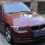 El BMW Serie 3 2022 es una de las opciones más codiciadas en el mercado de sedanes deportivos de lujo. Ofrece una gama de motores que incluyen opciones de cuatro y seis cilindros, proporcionando una experiencia de conducción potente y refinada. El interior cuenta con un diseño tecnológico avanzado, con un cuadro de instrumentos digital y un sistema de infoentretenimiento iDrive de fácil uso. También incorpora características de seguridad de última generación, como el control de ángulo muerto y el frenado automático de emergencia. Si buscas un sedán que combine lujo, rendimiento y tecnología, el BMW Serie 3 sigue siendo una de las mejores opciones.