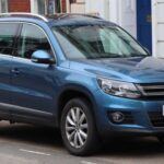 El Volkswagen Tiguan 2014 es un SUV compacto que, aunque más pequeño en tamaño, ofrece un rendimiento destacado en cuanto a economía de combustible y una conducción suave. Con una buena relación calidad-precio, su valor oscila entre $7,000 y $9,000, lo que lo convierte en una opción económica para quienes buscan un SUV que no consuma demasiado. Aunque algunos usuarios han señalado que ofrece menos equipamiento que otros modelos de su clase, como el Nissan Rogue o el Subaru Forester, el Tiguan sigue siendo una opción viable por su excelente manejo y bajo costo operativo.