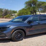 El Honda CR-V 2025 sigue siendo uno de los SUV más vendidos del mercado, gracias a su confiabilidad, amplio espacio interior y características de seguridad avanzadas. Este modelo es conocido por ofrecer una conducción refinada y un interior cómodo, lo que lo convierte en un favorito para muchas familias. Lo que lo hace aún más atractivo es que muchas concesionarias ahora lo venden a un precio más bajo, con descuentos de aproximadamente $1,303 bajo el MSRP. El modelo EX-L también tiene una reducción significativa, alcanzando los $1,846 bajo el precio sugerido, lo que lo convierte en una oferta aún más atractiva.