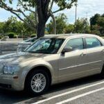 El Chrysler 300C es conocido por su diseño imponente y su rendimiento en carretera, pero los mecánicos señalan que los modelos usados presentan problemas recurrentes con la transmisión y el sistema eléctrico. Estos fallos pueden resultar en costosas reparaciones que afectan la longevidad del vehículo. Los mecánicos no lo recomiendan debido a la posibilidad de enfrentar problemas graves con estas partes clave.

Puntos débiles: Fallos en la transmisión y los sistemas eléctricos.
Consejo: Considera otras alternativas de marcas más fiables, como Toyota o Honda.