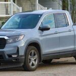El Honda Ridgeline es una opción interesante para aquellos que buscan algo más parecido a un SUV con capacidad de carga, pero no es realmente adecuado para tareas de camión. Su construcción tipo SUV con carrocería unibody limita su capacidad de remolque y carga pesada. Si bien es más capaz que un SUV en cuanto a trabajo de camión, no se compara con otras camionetas más pequeñas como la Ford Ranger o la Toyota Tacoma en cuanto a rendimiento.

Puntos débiles: Limitada capacidad de carga y remolque, construcción tipo SUV.
Consejo: Si necesitas una verdadera camioneta con capacidad de trabajo, es mejor optar por modelos más robustos.