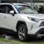 El Toyota RAV4 ha sido uno de los modelos más vendidos de la marca durante años, y la versión híbrida no es la excepción. Con una eficiencia de combustible sobresaliente y la fiabilidad que Toyota garantiza, el RAV4 Hybrid es ideal para aquellos que buscan un SUV compacto ecológico sin sacrificar espacio o rendimiento. Si bien no ofrece lujos excesivos, su eficiencia y rendimiento lo convierten en una opción excelente en la categoría de SUVs híbridos.

Puntos fuertes: Eficiencia de combustible, fiabilidad de Toyota, uso práctico.
Consejo: Perfecto para quienes buscan ahorrar en combustible sin renunciar a la funcionalidad.