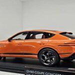 El 2025 Genesis GV80 es una SUV que combina lujo refinado con un diseño audaz. Con un motor V6 biturbo de 3.5L que entrega 375 caballos de fuerza, el GV80 ofrece un rendimiento potente y suave. En su interior, los pasajeros disfrutan de un espacio para hasta siete personas, una pantalla OLED de 27 pulgadas, un techo panorámico y materiales de alta calidad. Con características de seguridad avanzadas, este modelo tiene un precio de partida de $67,000, lo que lo convierte en una opción muy competitiva en su segmento.

Puntos fuertes: Diseño innovador, rendimiento equilibrado, tecnología de vanguardia.
Consejo: Ideal para familias que buscan un SUV lujoso pero accesible, con un diseño atrevido y moderno.
