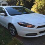 El Dodge Dart, aunque fue un coche compacto interesante, no logró ganar la confianza de los conductores por sus problemas recurrentes. Basado en el Alfa Romeo Giulietta, el Dart heredó problemas con la transmisión y el sistema eléctrico, que se convirtieron en puntos débiles para muchos propietarios. Aunque algunos conductores tuvieron buenas experiencias, los fallos generales fueron suficientes para que el modelo fuera discontinuado en 2016.

Puntos débiles: Problemas de transmisión y eléctricos, fiabilidad inconsistente.
Consejo: El Dart fue discontinuado por una razón: sus problemas de fiabilidad hicieron que no fuera una opción confiable a largo plazo.
