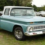 La robustez de los 70 y 80
Las camionetas Chevrolet C y K Series, con sus icónicas carrocerías de caja cuadrada, marcaron la década de los 70 y 80. Estos vehículos eran conocidos por su simplicidad y robustez, lo que los hacía ideales para trabajos duros en el campo, la agricultura o la construcción. Con un mantenimiento adecuado, estas camionetas podían durar décadas, convirtiéndose en un referente de durabilidad y fiabilidad. Su diseño sencillo y funcional sigue siendo apreciado por los entusiastas de los vehículos clásicos.

Puntos destacados: Sencillez, durabilidad y funcionalidad.